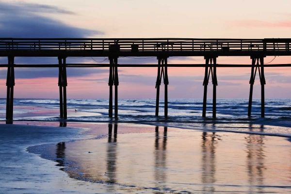 USA, North Carolina Sunset Beach pier at sunrise